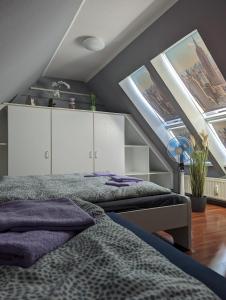 2 camas en un dormitorio en el ático con 2 tragaluces en Flensburg Zentrum 10 HH 1OG GR, en Flensburg
