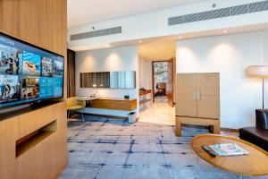 TV a/nebo společenská místnost v ubytování Media One Hotel