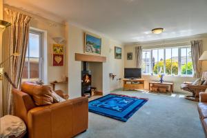 een woonkamer met een bank en een open haard bij Finest Retreats - Seascape in Teignmouth