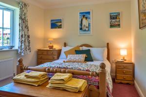 een slaapkamer met een bed en handdoeken op een tafel bij Finest Retreats - Seascape in Teignmouth