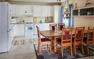 eine Küche mit einem Holztisch und Stühlen in der Unterkunft Amazing Home In Fjordgard With Wifi in Fjordgård