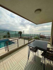 un balcone con tavolo, sedie e piscina di The Luxe Esenköy Villa a Yalova