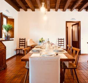 ein großes Esszimmer mit einem Tisch und Stühlen in der Unterkunft Casa Ortensia: rustico ristrutturato in pietra in Rive dʼArcano