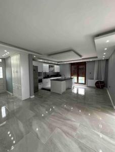 Habitación grande con cocina y sala de estar. en The Luxe Esenköy Villa, en Yalova