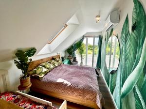 Schlafzimmer mit einem Bett und einem Fenster in der Unterkunft Bohemian eco lodge in Kisapáti