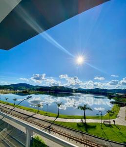 uma vista para um rio e palmeiras a partir de uma ponte em Lara's Hotel em Capitólio