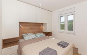 Habitación blanca con cama y ventana en Awesome Home In Bilice With Wifi, en Bilice