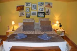 Un dormitorio con una cama grande con dos sombreros. en Casa Cueva El Pedregal Tejeda en Tejeda