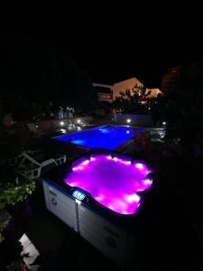 Bazén v ubytování Pool Apartments Knežević nebo v jeho okolí