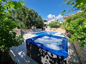 Bazén v ubytování Pool Apartments Knežević nebo v jeho okolí