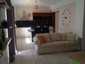 ein Wohnzimmer mit einem Sofa und einer Küche in der Unterkunft Popi's Apartment in Goníai