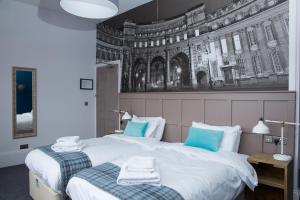 Een bed of bedden in een kamer bij The Station Hotel