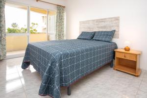 En eller flere senge i et værelse på O Apartamento A Ramos Palmeira Galé Está inserido num Condomínio com PISCINA, Fica apenas a 250 Metros da Praia da Galé - Apartamento com Ar Condicionado na Sala, Smart TV com Prime Vídeo e Cozinha Completa