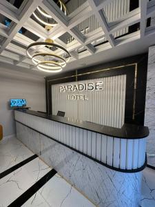 Un vestíbulo de un hotel de periquitos con un mostrador de recepción. en İstanbul Paradise Hotel, en Estambul