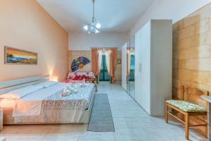 una camera con un letto e una sedia di Casa vacanze vicino a Otranto a Giurdignano