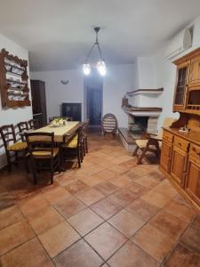 una sala da pranzo con tavolo e pianoforte di Casa La Rosa Gialla a Solanas