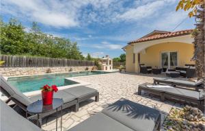 Bazén v ubytování Holiday Home Vrecari 27 nebo v jeho okolí