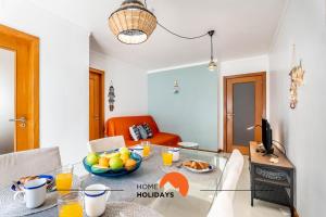 Una habitación con una mesa con un bol de fruta encima. en #172 Falésia Beach by Home Holidays, en Albufeira
