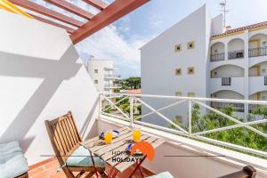 balcón con mesa y sillas y vistas a un edificio en #172 Falésia Beach by Home Holidays, en Albufeira