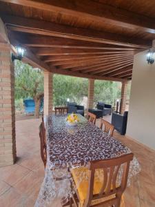 un tavolo e sedie su un patio di Casa La Rosa Gialla a Solanas