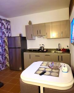 Domina Coral Bay Resort &casino في Dawwār Ruḩayyim: مطبخ مع ثلاجة وطاولة عمل