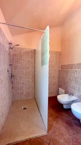 ein Bad mit einer Dusche, einem WC und einem Waschbecken in der Unterkunft Agriturismo Azzurra Biricchina in Riva Ligure