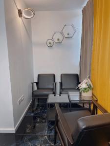 una sala d'attesa con due sedie e un tavolo di Vila Aria - health & wellness app a Novi Vinodolski