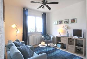 a living room with a couch and a tv at Residence "Villa Catherine" in Flayosc