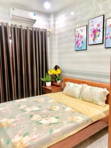 A bed or beds in a room at Thu Homestay Hội An