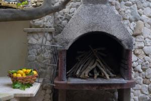 un horno de piedra con una cesta de fruta en una mesa en Casa Zoraide, en Borgagne