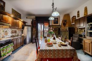 una cocina con una mesa con comida. en Casa Zoraide, en Borgagne