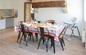 Razac-de-SaussignacにあるNice Home In Razac-De-Saussignacのダイニングルーム(テーブルクロス、椅子付)
