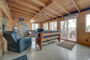 ein Wohnzimmer mit einem Sofa und einem Stuhl in der Unterkunft Decatur House Fishing, Skiing, and Golfing! in Decatur