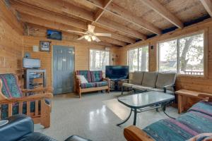 sala de estar con muebles y ventilador de techo en Decatur House Fishing, Skiing, and Golfing!, en Decatur