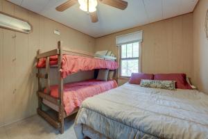 sypialnia z łóżkiem piętrowym obok okna w obiekcie Decatur House Fishing, Skiing, and Golfing! w mieście Decatur