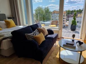 uma sala de estar com um sofá e uma mesa de vidro em Premier Residences Helsinki em Helsinque