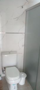 une salle de bain avec toilettes et douche en verre dans l'établissement Das thomy, à Córdoba