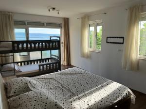 1 Schlafzimmer mit 2 Etagenbetten und einem Fenster in der Unterkunft JUMA in Jesenice