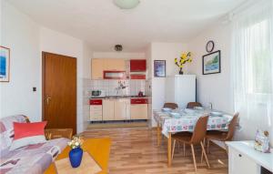 sala de estar con mesa de comedor y cocina en Stunning Apartment In Pisak With House Sea View, en Pisak
