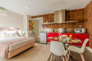 Un dormitorio con una cama y una mesa con comida. en LX51 Studios & Suites by APT IIN, en Lisboa