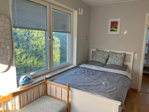 1 dormitorio con 1 cama y 2 ventanas en A room in a villa close to Arlanda Airport, en Estocolmo