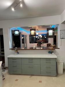 Ο χώρος του λόμπι ή της ρεσεψιόν στο Luxurious 2-Bed Seaside Apartment in Saronida