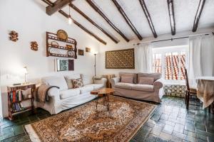 Casa do Mar - Golf Jamor في أويراس: غرفة معيشة مع أريكة وطاولة