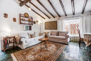 un soggiorno con un divano e un tavolo di Casa do Mar - Golf Jamor a Oeiras
