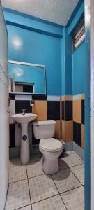 łazienka z toaletą i umywalką w obiekcie Hotel Los Andes Tegucigalpa w mieście Tegucigalpa