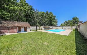 Piscina de la sau aproape de Lovely Apartment In Ocquerre With Outdoor Swimming Pool