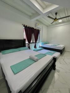 2 camas individuales en un dormitorio con techo en APARTAMENTO vista VERDE DORADAL, en Doradal