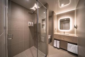 La salle de bains est pourvue d'une douche et d'un lavabo. dans l'établissement Comfort inn Yeouido, à Séoul