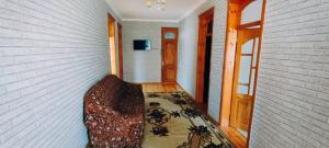 ein Zimmer mit einem Sofa in der Ecke eines Zimmers in der Unterkunft Samist Villa in Qəbələ