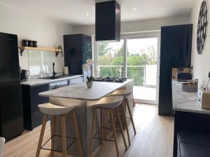 Kuchyň nebo kuchyňský kout v ubytování Willows Worthing - Sea views & EV charger